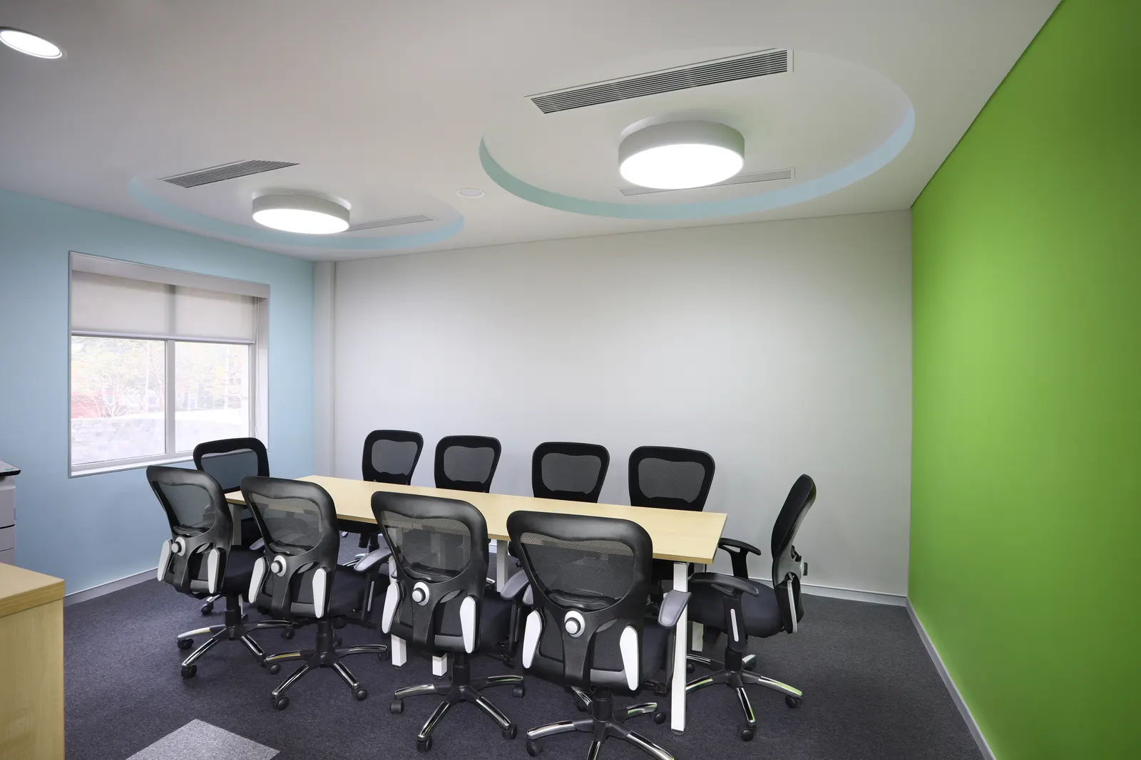 Takenaka meeting room with a long table and a circular ceiling light